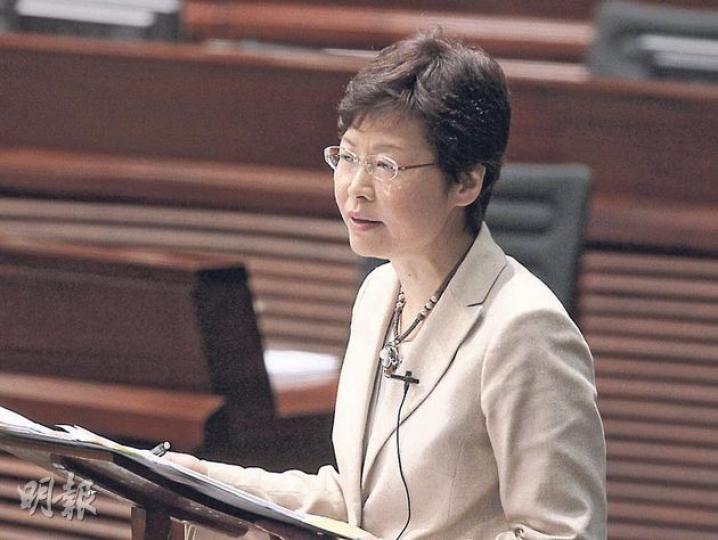 發展局長林鄭月娥表示,政府並沒有改變對村屋僭建的執法,她相信新政府會認真研究與鄉議局成立小組,商討村屋僭建執法工作。(李澤彤攝) 發展局長林鄭月娥表示,政府並沒有改變對村屋僭建的執法,她相信新政府會認真研究與鄉議局成立小組,商討村屋僭建執法工作。(李澤彤攝)