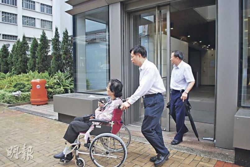 中醫雷良(推輪椅者)昨因非禮罪受審,他被指替喉嚨痛和胃氣脹的女病人檢查時,扯高病人衣服,按壓對方乳房。(阮穎嘉攝) 中醫雷良(推輪椅者)昨因非禮罪受審,他被指替喉嚨痛和胃氣脹的女病人檢查時,扯高病人衣服,按壓對方乳房。(阮穎嘉攝)