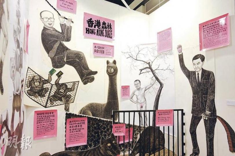 本地藝術家石家豪的作品《香港森林》,描繪富商李嘉誠、「草泥馬」等與香港時弊相關的事物,當中候任特首梁振英的人像(右一)被加上「狼尾」,並附註「……既然大家戲稱我為狼……也不妨重申,我競選特首時的口號『齊心』乃是未來國家主席習近平的母親的名字」。(葉思雅攝) 候任特首梁振英(左二)昨日由香港國際藝術展展覽總監Magnus Renfrew(前排右一)陪同下參觀香港藝術展,其間與參展畫廊的負責人(左一)對話。(黎嘉愉攝) 本地藝術家石家豪的作品《香港森林》,描繪富商李嘉誠、「草泥馬」等與香港時弊相關的事物,當中候任特首梁振英的人像(右一)被加上「狼尾」,並附註「……既然大家戲稱我為狼……也不妨重申,我競選特首時的口號『齊心』乃是未來國家主席習近平的母親的名字」。(葉思雅攝) 候任特首梁振英(左二)昨日由香港國際藝術展展覽總監Magnus Renfrew(前排右一)陪同下參觀香港藝術展,其間與參展畫廊的負責人(左一)對話。(黎嘉愉攝)