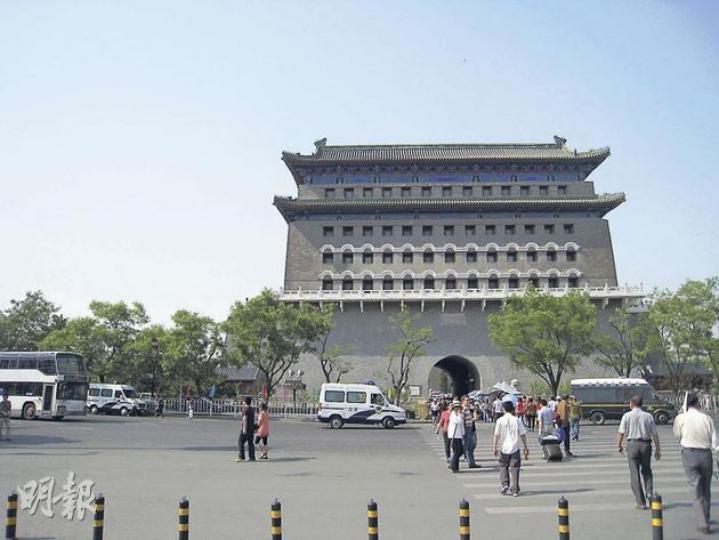 正對前門步行街的箭樓前,昨日有幾輛警車駐守。(明報記者攝) 圖為前門步行街TITONI表店。前日下午4時許,警察帶疑兇在此模擬案發經過。(明報記者攝) 昨日前門步行街上,不時可見外國遊客,他們對前日的襲擊事件一無所知。(明報記者攝) (明報製圖) 正對前門步行街的箭樓前,昨日有幾輛警車駐守。(明報記者攝) 圖為前門步行街TITONI表店。前日下午4時許,警察帶疑兇在此模擬案發經過。(明報記者攝) 昨日前門步行街上,不時可見外國遊客,他們對前日的襲擊事件一無所知。(明報記者攝) (明報製圖)