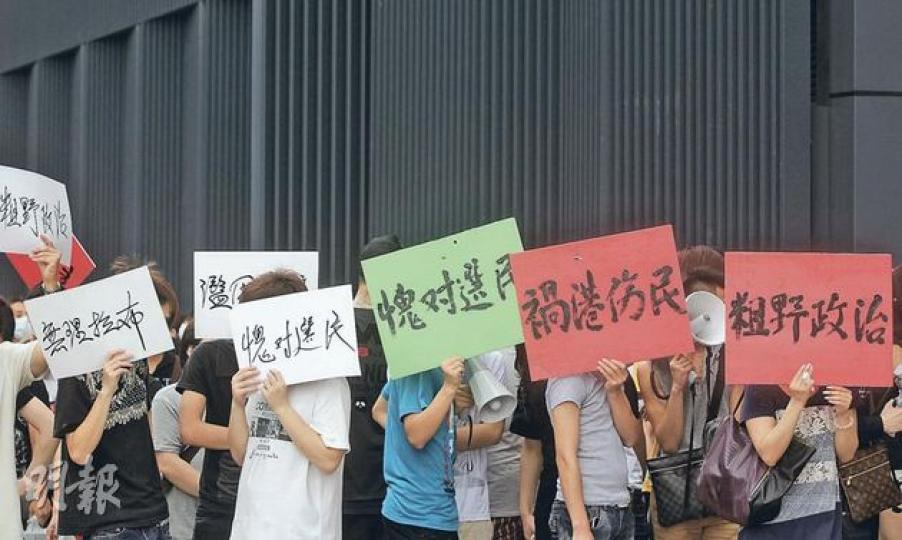 數百反拉布示威者昨續於立法會門外集結,當中不少是由旅遊巴士接載到場,不時與撐拉布示威者對罵。(李澤彤攝) 數百反拉布示威者昨續於立法會門外集結,當中不少是由旅遊巴士接載到場,不時與撐拉布示威者對罵。(李澤彤攝)