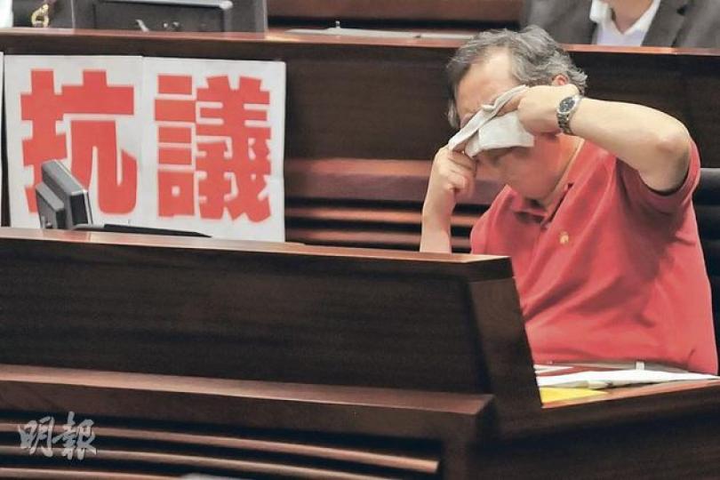 一班建制派議員通宵開會,為抵抗睡魔,自由黨張宇人用手巾抹眼。(何家達攝) 長時間在立法會內發言,社民連主席梁國雄抽空在議事廳外做伸展運動。(何家達攝) 一班建制派議員通宵開會,為抵抗睡魔,自由黨張宇人用手巾抹眼。(何家達攝) 長時間在立法會內發言,社民連主席梁國雄抽空在議事廳外做伸展運動。(何家達攝)