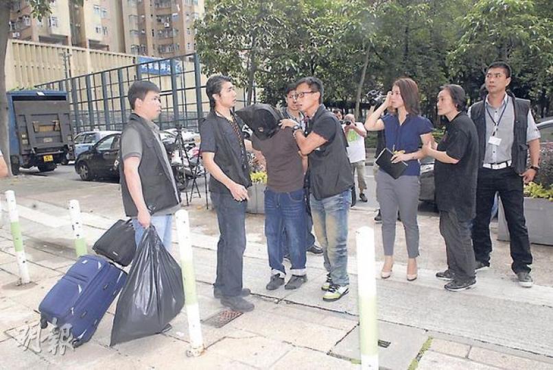 警方帶同非禮疑犯返回柴灣怡翠苑住所搜查,個多小時後檢走大批證物帶署。(鍾炳然攝) 警方帶同非禮疑犯返回柴灣怡翠苑住所搜查,個多小時後檢走大批證物帶署。(鍾炳然攝)