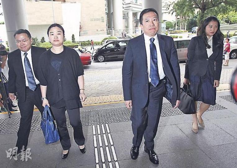 陳振聰(右二)昨續到庭應訊,私生女倫培珍(右一)、妻子譚妙清(左二)和胞弟陳振國亦有旁聽支持。(李紹昌攝) 陳振聰(右二)昨續到庭應訊,私生女倫培珍(右一)、妻子譚妙清(左二)和胞弟陳振國亦有旁聽支持。(李紹昌攝)