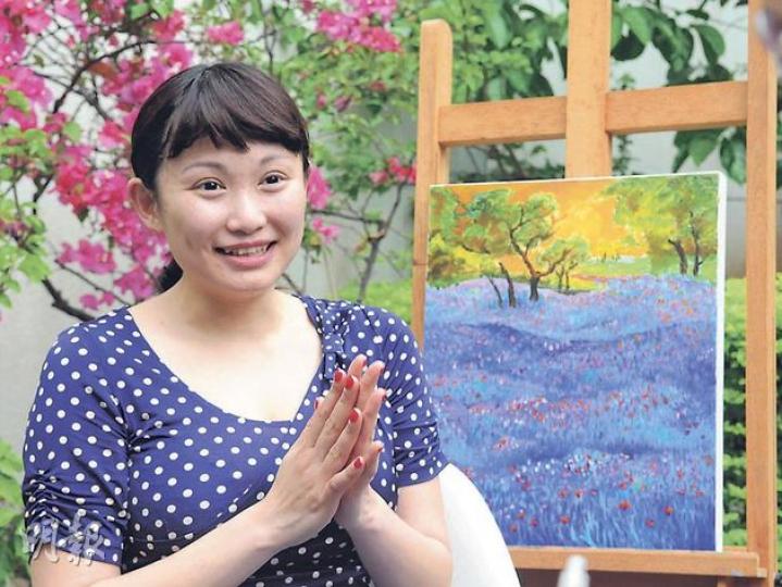 出身繪畫世家的傅蕾蕾,小時因身邊每個人都能畫出好畫一度輕視繪畫藝術。後來修讀藝術史始感自己根本了解不足,現時愈學得多愈懂得要謙卑。其背後的畫,正出自其母傅益璇的手筆。(陳淑安攝) 出身繪畫世家的傅蕾蕾,小時因身邊每個人都能畫出好畫一度輕視繪畫藝術。後來修讀藝術史始感自己根本了解不足,現時愈學得多愈懂得要謙卑。其背後的畫,正出自其母傅益璇的手筆。(陳淑安攝)
