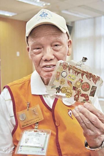 鄭華安在伊利沙伯醫院當義工17年,獲頒獎章無數,包括義工界「至高無上」、服務滿2800小時才有的鑽石獎、12枚要求工作800小時的心形金章和無數其他獎章,粗略計算當了義工逾萬小時。(林耀華攝) 鄭華安在伊利沙伯醫院當義工17年,獲頒獎章無數,包括義工界「至高無上」、服務滿2800小時才有的鑽石獎、12枚要求工作800小時的心形金章和無數其他獎章,粗略計算當了義工逾萬小時。(林耀華攝)