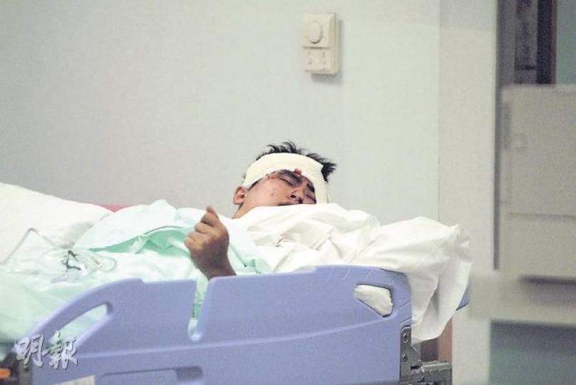 意外時正在升降台工作的技術員,手、腳及頭部受傷,送往律敦治醫院治理,晚上轉往東區醫院接受腦部掃描及留院觀察。(伍浦鋒攝) 意外時正在升降台工作的技術員,手、腳及頭部受傷,送往律敦治醫院治理,晚上轉往東區醫院接受腦部掃描及留院觀察。(伍浦鋒攝)