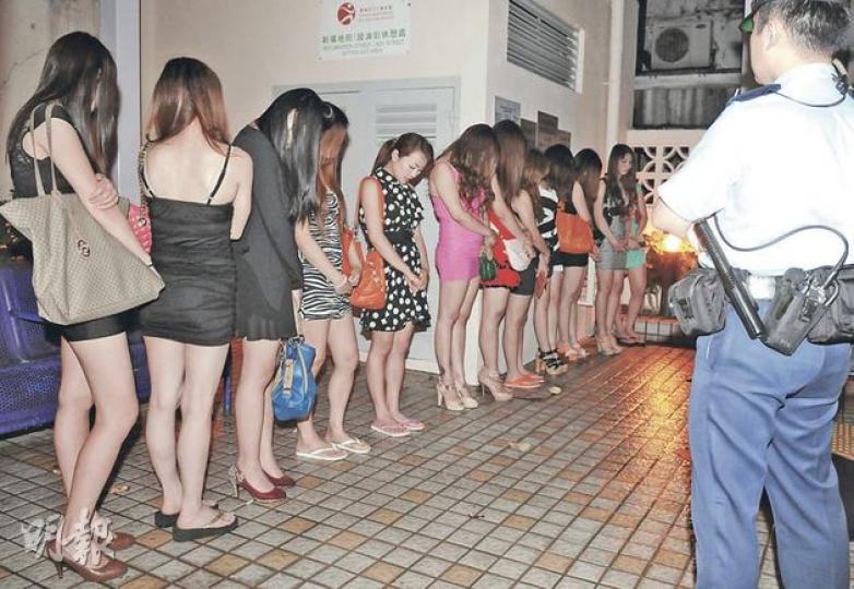 旺角警區掃黃,在區內淫窟拘捕12名衣著性感內地女子,懷疑她們參與賣淫。(蔡方山攝) 旺角警區掃黃,在區內淫窟拘捕12名衣著性感內地女子,懷疑她們參與賣淫。(蔡方山攝)