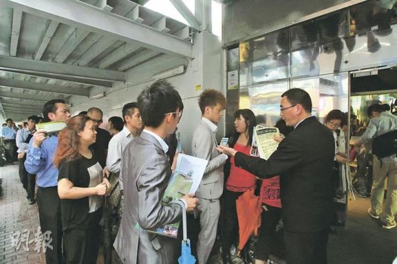 昨日雖然天公不作美,但房協首度對外開放旗下深水埗新盤喜雅的示範單位,即使在滂沱大雨下,市場反應卻仍不錯;代理估計全日有逾1000人睇樓。(鄧宗弘攝) 陳小姐表示,有意購入一個兩房單位作自用,但認為呎價若達7000元,仍屬較貴水平。她認為目前樓價「有點癲」,但短期內應會繼續平穩發展。(鄧宗弘攝) 昨日雖然天公不作美,但房協首度對外開放旗下深水埗新盤喜雅的示範單位,即使在滂沱大雨下,市場反應卻仍不錯;代理估計全日有逾1000人睇樓。(鄧宗弘攝) 陳小姐表示,有意購入一個兩房單位作自用,但認為呎價若達7000元,仍屬較貴水平。她認為目前樓價「有點癲」,但短期內應會繼續平穩發展。(鄧宗弘攝)