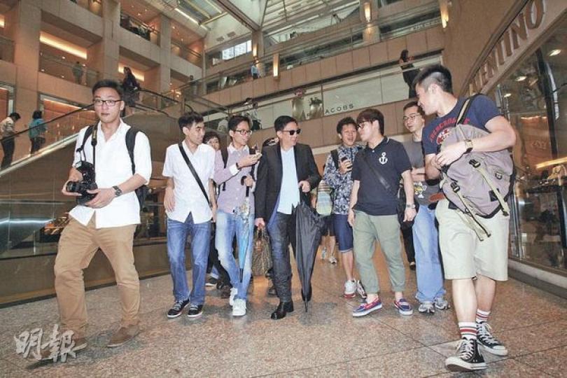 全男班記者昨與劉定成(戴太陽眼鏡者)一同在置地廣場,一邊「行街」一邊訪問。(鄧宗弘攝) 全男班記者昨與劉定成(戴太陽眼鏡者)一同在置地廣場,一邊「行街」一邊訪問。(鄧宗弘攝)
