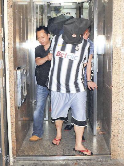 身穿短褲及人字拖「街坊裝」的涉販毒男子,被押至劏房搜查,警員結果在房內檢獲總值40萬元懷疑K仔毒品。(蔡方山攝) 身穿短褲及人字拖「街坊裝」的涉販毒男子,被押至劏房搜查,警員結果在房內檢獲總值40萬元懷疑K仔毒品。(蔡方山攝)