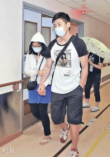 女嬰送往廣華醫院搶救後證實不治,其兩女一男親人前往認屍,神情哀傷,不發一言離去。(林錫禮攝) 女嬰送往廣華醫院搶救後證實不治,其兩女一男親人前往認屍,神情哀傷,不發一言離去。(林錫禮攝)