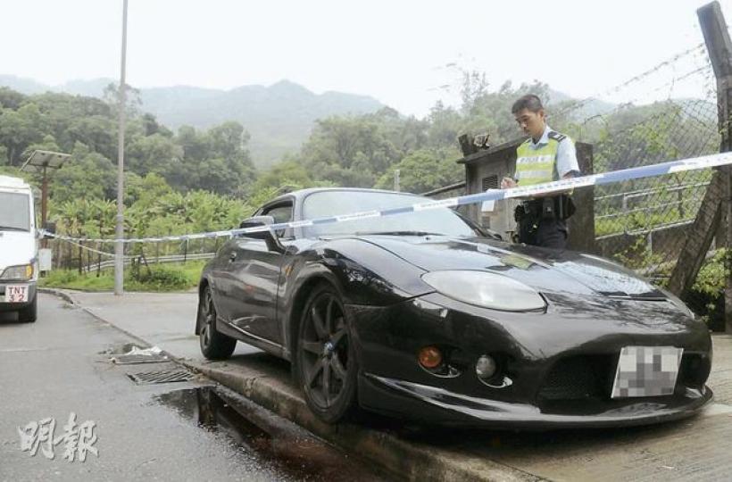 瘋狂駕駛至甩轆的跑車,事後被警員截停扣留調查。(蔡方山攝)屯門追緝瘋狂駕駛案件中,姓名譯音陳豪的被捕司機戴上手銬押返警署扣查。(蔡方山攝)追逐戰中,涉案私家車撞至甩轆始被截停,飛脫的車輪擱在路邊明渠。(蔡方山攝) 瘋狂駕駛至甩轆的跑車,事後被警員截停扣留調查。(蔡方山攝)屯門追緝瘋狂駕駛案件中,姓名譯音陳豪的被捕司機戴上手銬押返警署扣查。(蔡方山攝)追逐戰中,涉案私家車撞至甩轆始被截停,飛脫的車輪擱在路邊明渠。(蔡方山攝)