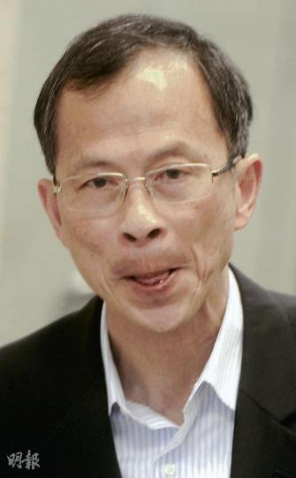 立法會主席曾鈺成昨出席商台節目時,「突然記起」日前在拉布會議點算人數期間曾說「返嚟就郁」的來龍去脈,並指拉布事件雖引起各界爭議,但仍無悔當初的決定。(尹錦恩攝) 立法會主席曾鈺成昨出席商台節目時,「突然記起」日前在拉布會議點算人數期間曾說「返嚟就郁」的來龍去脈,並指拉布事件雖引起各界爭議,但仍無悔當初的決定。(尹錦恩攝)