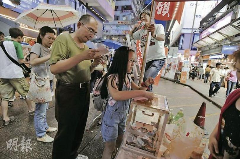 在司法覆核敗訴、可能要支付20萬元訟費的社民連梁國雄(站高握旗者),昨晚在旺角行人專用區籌款,市民捐款情况踴躍。(何家達攝)資深大律師李柱銘昨聽取裁決後,對法官林文瀚在極短時間內處理本案表達謝意。(余俊亮攝)立法會秘書長吳文華(左)表示,估計曾鈺成一方的訟費20餘萬元,有關支出要由敗訴的梁國雄支付。(余俊亮攝)(明報製圖) 在司法覆核敗訴、可能要支付20萬元訟費的社民連梁國雄(站高握旗者),昨晚在旺角行人專用區籌款,市民捐款情况踴躍。(何家達攝)資深大律師李柱銘昨聽取裁決後,對法官林文瀚在極短時間內處理本案表達謝意。(余俊亮攝)立法會秘書長吳文華(左)表示,估計曾鈺成一方的訟費20餘萬元,有關支出要由敗訴的梁國雄支付。(余俊亮攝)(明報製圖)