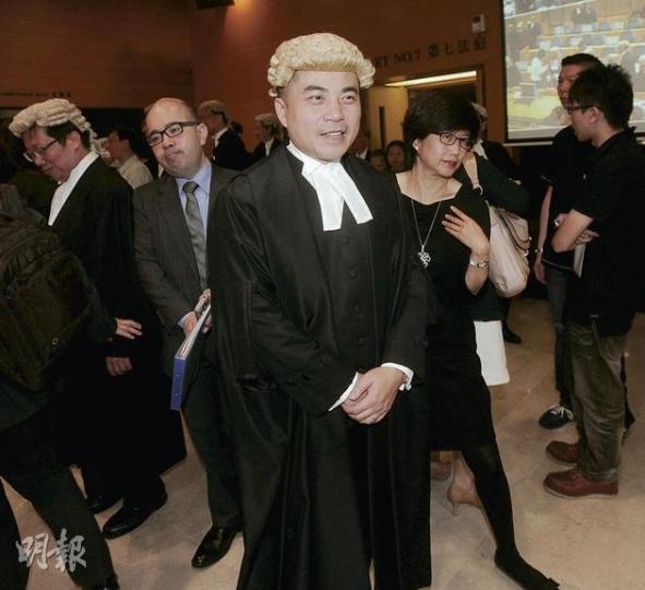 律政司長黃仁龍昨出席資深大律師委任典禮,致辭時表示,本港之所以免在內地發展中被邊緣化,有賴本港法治及不會妥協的司法準則。(余俊亮攝)3名新委任的資深大律師(左起)Charles Manzoni、李秋源和彭耀鴻,在法院外言談甚歡。(余俊亮攝)新晉資深大律師馮庭碩同時是港大法律學院榮譽副教授,黃仁龍致辭時打趣說,馮在校內特別受女生歡迎。(余俊亮攝) 律政司長黃仁龍昨出席資深大律師委任典禮,致辭時表示,本港之所以免在內地發展中被邊緣化,有賴本港法治及不會妥協的司法準則。(余俊亮攝)3名新委任的資深大律師(左起)Charles Manzoni、李秋源和彭耀鴻,在法院外言談甚歡。(余俊亮攝)新晉資深大律師馮庭碩同時是港大法律學院榮譽副教授,黃仁龍致辭時打趣說,馮在校內特別受女生歡迎。(余俊亮攝)