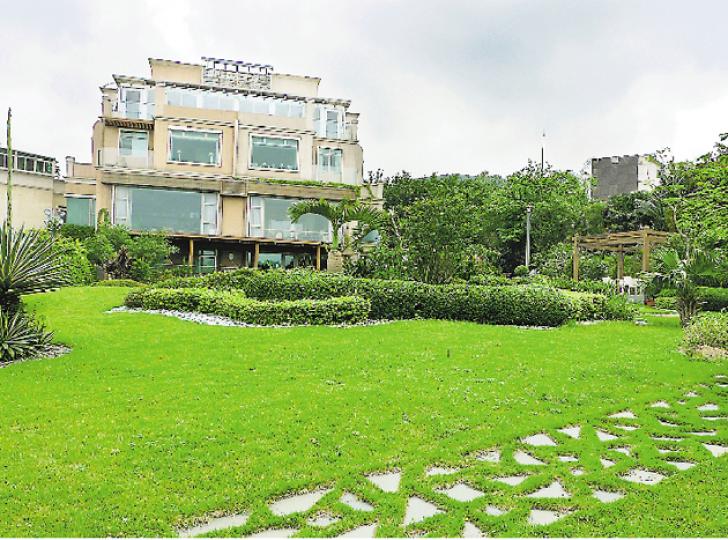 圖中西貢柏濤灣一幅3萬呎的公共空間,被霸作私人後花園,還加大閘封鎖。本報記者早前於屋苑住戶陪同下才獲安排開鎖進入。(明報記者攝) 被霸佔的公共空間,有人加設了迷你高爾夫球場,打造成自己的後花園。(明報記者攝) 在被霸佔的公共空間內,有人築了麻石地台,放置了枱椅。 (明報記者攝) 商人余志明聲言,若有人於公共空間拍攝他的住宅,他會報警。(明報記者攝) 5月13日晚上8時15分,由三育中學旁通往柏濤灣標明乃「公眾休憩空間」的通道,被人以鐵鏈及鎖頭鎖上。(明報記者攝) 圖中西貢柏濤灣一幅3萬呎的公共空間,被霸作私人後花園,還加大閘封鎖。本報記者早前於屋苑住戶陪同下才獲安排開鎖進入。(明報記者攝) 被霸佔的公共空間,有人加設了迷你高爾夫球場,打造成自己的後花園。(明報記者攝) 在被霸佔的公共空間內,有人築了麻石地台,放置了枱椅。 (明報記者攝) 商人余志明聲言,若有人於公共空間拍攝他的住宅,他會報警。(明報記者攝) 5月13日晚上8時15分,由三育中學旁通往柏濤灣標明乃「公眾休憩空間」的通道,被人以鐵鏈及鎖頭鎖上。(明報記者攝)
