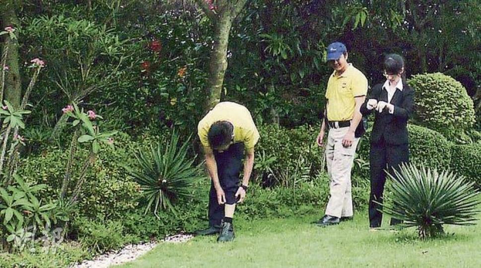 柏濤灣被霸佔的公共空間,入口周圍種滿尖葉植物,本報記者首次到訪期間,一名保安員不慎被刺痛,要蹲下治理。(明報記者攝) 本報記者進入被霸佔的公共空間,余志明大宅內有人長時間舉起相機拍攝記者的一舉一動。(明報記者攝) 柏濤灣被霸佔的公共空間,入口周圍種滿尖葉植物,本報記者首次到訪期間,一名保安員不慎被刺痛,要蹲下治理。(明報記者攝) 本報記者進入被霸佔的公共空間,余志明大宅內有人長時間舉起相機拍攝記者的一舉一動。(明報記者攝)