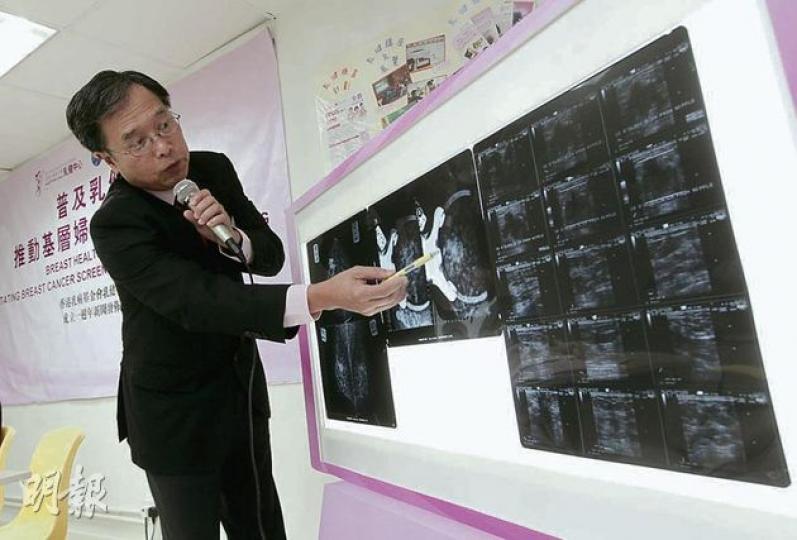 乳健中心諮詢委員會集人黃振權指出,早期乳癌可以通過乳房X光造影檢查檢測。(李澤彤攝) 乳健中心諮詢委員會集人黃振權指出,早期乳癌可以通過乳房X光造影檢查檢測。(李澤彤攝)
