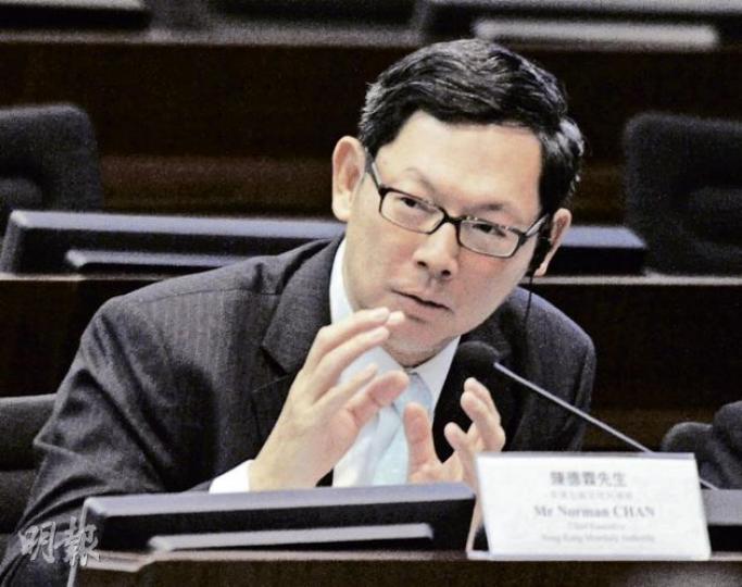 陳德霖(圖)表示,現時樓市仍充滿不確定因素,要確定樓市是否仍處於上升周期,才會出招調控。(余俊亮攝) 陳德霖(圖)表示,現時樓市仍充滿不確定因素,要確定樓市是否仍處於上升周期,才會出招調控。(余俊亮攝)