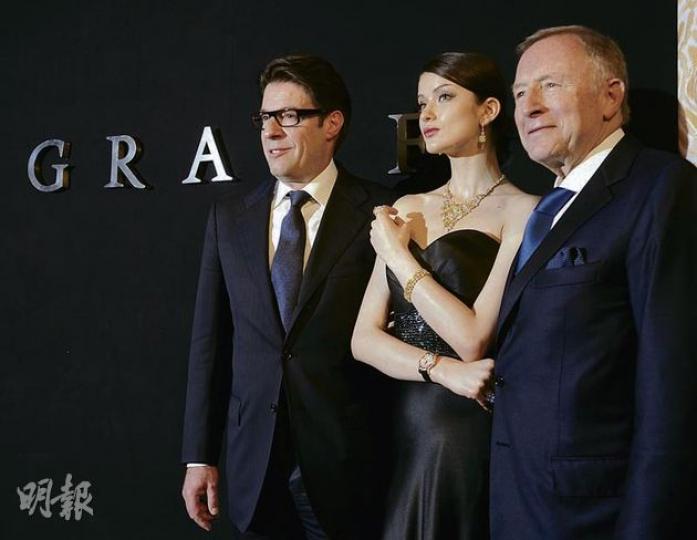 格拉夫主席 Laurence Graff(右)及兒子董事總經理 Francois Graff (左),在美女陪同下亮相新股推介會。(葉思雅攝) 格拉夫請來4名模特兒,配上自家品牌的鑽飾,大騷鑽石配美人的效果。(葉思雅攝) 格拉夫主席 Laurence Graff(右)及兒子董事總經理 Francois Graff (左),在美女陪同下亮相新股推介會。(葉思雅攝) 格拉夫請來4名模特兒,配上自家品牌的鑽飾,大騷鑽石配美人的效果。(葉思雅攝)