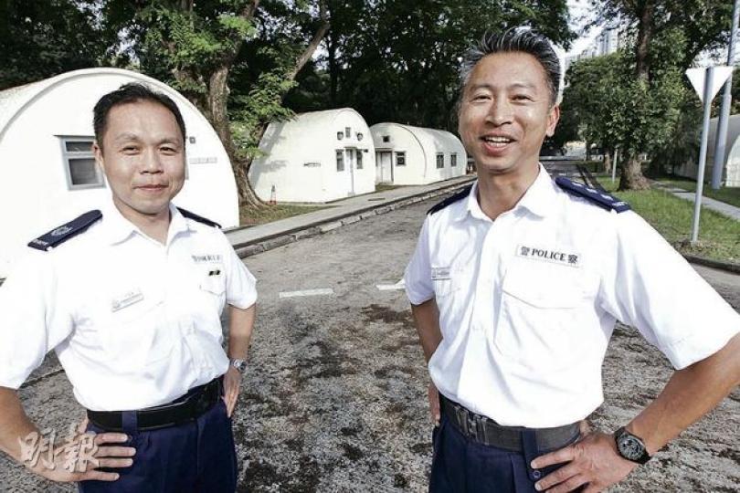 自皇家香港警察少年訓練學校1990年關閉後,該校現改為駕駛及交通訓練科,而「少警」的第21屆學員、警署警長尹家龍(左)現於該科工作,他和總督察黃祖成(右)背後的是當年營房。(李紹昌攝) (明報製圖) 自皇家香港警察少年訓練學校1990年關閉後,該校現改為駕駛及交通訓練科,而「少警」的第21屆學員、警署警長尹家龍(左)現於該科工作,他和總督察黃祖成(右)背後的是當年營房。(李紹昌攝) (明報製圖)