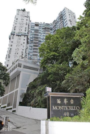 港島中半山屋苑滿峯台揭發閉門失竊案,女住戶一批價值500萬元首飾不翼而飛,家中印傭被懷疑與案有關遭帶署調查。(伍浦鋒攝) 港島中半山屋苑滿峯台揭發閉門失竊案,女住戶一批價值500萬元首飾不翼而飛,家中印傭被懷疑與案有關遭帶署調查。(伍浦鋒攝)