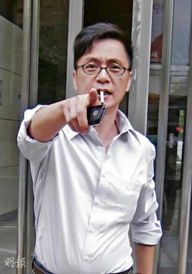 案中被控最多罪名的葉明(圖),昨甫見記者拍照,即激動指罵,更取出手機拍下在場所有記者的容貌。(林綺琪攝) 黃齊國(圖)昨與另兩名被告葉明、劉志恒一同離庭,神情輕鬆。(林綺琪攝) 案中被控最多罪名的葉明(圖),昨甫見記者拍照,即激動指罵,更取出手機拍下在場所有記者的容貌。(林綺琪攝) 黃齊國(圖)昨與另兩名被告葉明、劉志恒一同離庭,神情輕鬆。(林綺琪攝)