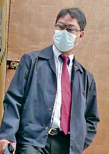 拖頭司機黃煜炎(圖)昨承認5項使用車輛欠妥罪,控方指該5罪與釀成車禍無關。他在事件中未受傷,被指釀禍之的士司機潘秉燊則擦傷。(何偉畧攝) 拖頭司機黃煜炎(圖)昨承認5項使用車輛欠妥罪,控方指該5罪與釀成車禍無關。他在事件中未受傷,被指釀禍之的士司機潘秉燊則擦傷。(何偉畧攝)
