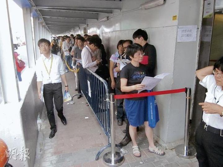 深水埗樓盤喜雅昨日正式接受認購,房協公布暫接獲約400個登記;昨天雖是平日,前往參觀示範單位的人龍,仍見絡繹不絕。(林可為攝) (明報製圖) 深水埗樓盤喜雅昨日正式接受認購,房協公布暫接獲約400個登記;昨天雖是平日,前往參觀示範單位的人龍,仍見絡繹不絕。(林可為攝) (明報製圖)