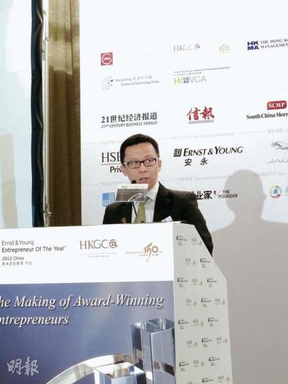 噚日王維基首次公開剖白「賣仔心情」,話自己雖然賺咗50億,但係對個仔好有感情,今次賣仔自己都一殼眼淚。(岑梽豪攝) 噚日王維基首次公開剖白「賣仔心情」,話自己雖然賺咗50億,但係對個仔好有感情,今次賣仔自己都一殼眼淚。(岑梽豪攝)