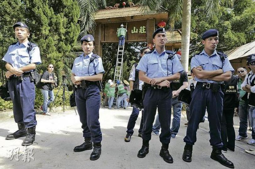 地政總署昨日派工人到大棠荔枝山莊清拆霸佔官地的牌坊及其他僭建物,工人先將牌坊上的「大棠荔枝」字眼拆去(後),再推倒牌坊。發展局長林鄭月娥事前通知保安局長李少光及警務處長曾偉雄,昨清拆工程期間,有大批機動部隊警員駐守,確保工程順利。(何家達攝) 工人用鋼梯爬上牌坊拆走「大棠荔枝」四個字,其後以燒焊將支撐牌坊的4支「工字鐵」燒斷,再利用吊臂車合力將牌坊推倒。(雲錦鋒攝) 地政總署昨日派工人到大棠荔枝山莊清拆霸佔官地的牌坊及其他僭建物,工人先將牌坊上的「大棠荔枝」字眼拆去(後),再推倒牌坊。發展局長林鄭月娥事前通知保安局長李少光及警務處長曾偉雄,昨清拆工程期間,有大批機動部隊警員駐守,確保工程順利。(何家達攝) 工人用鋼梯爬上牌坊拆走「大棠荔枝」四個字,其後以燒焊將支撐牌坊的4支「工字鐵」燒斷,再利用吊臂車合力將牌坊推倒。(雲錦鋒攝)