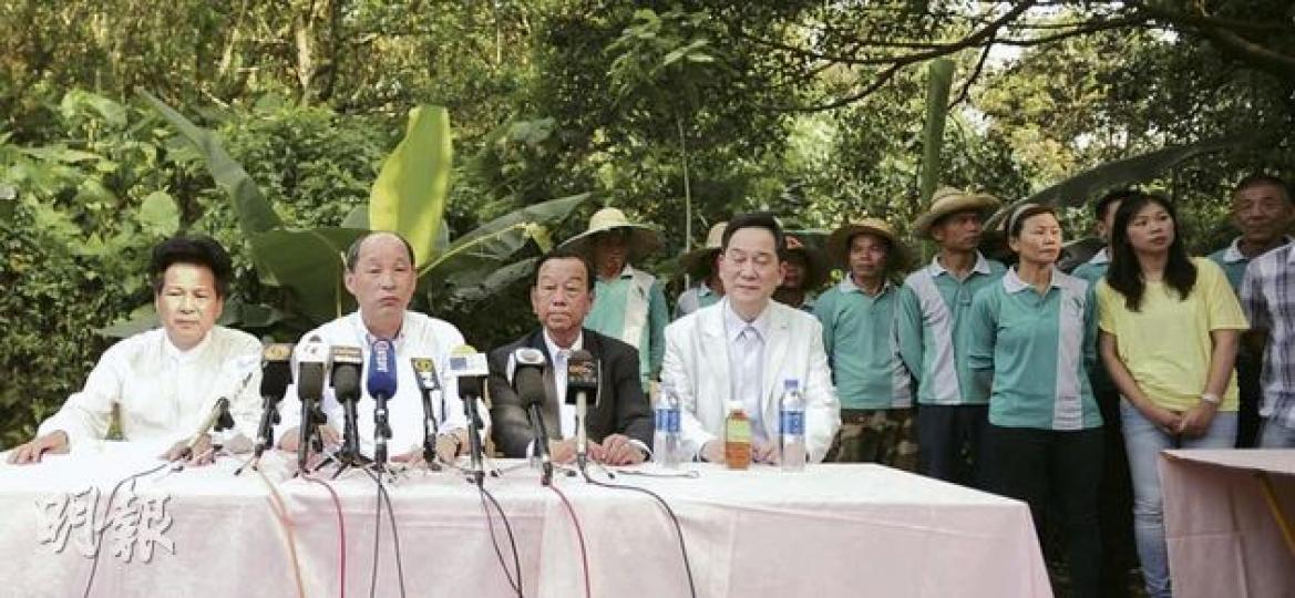 地政人員拆除違規建築物後,山莊負責人梁福元(左起)、鄉議局副主席張學明、主席劉皇發和副主席林偉強到場視察,張學明促政府解決鄉郊土地爭議時要情理法兼顧。(何家達攝) 地政人員拆除違規建築物後,山莊負責人梁福元(左起)、鄉議局副主席張學明、主席劉皇發和副主席林偉強到場視察,張學明促政府解決鄉郊土地爭議時要情理法兼顧。(何家達攝)