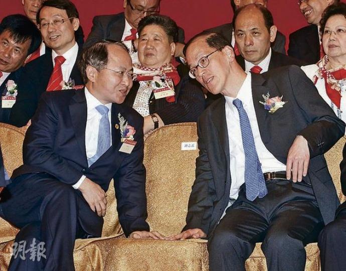 民政事務局長曾德成(前排右一)昨出席香港福建同鄉會理監事就職典禮,被問到會否考慮留任政府時只哈哈大笑,沒有回應。(李紹昌攝) 民政事務局長曾德成(前排右一)昨出席香港福建同鄉會理監事就職典禮,被問到會否考慮留任政府時只哈哈大笑,沒有回應。(李紹昌攝)
