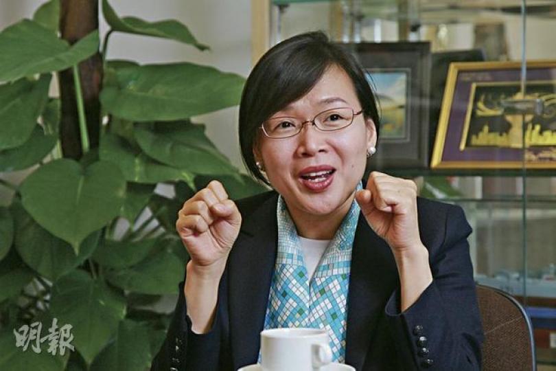 民政事務局副局長許曉暉認為,在商界中,行政總裁隨時可轉職到另一行業,並以雙手比劃,如由汽車公司轉到毫無關係的食品公司也沒有問題,共通點都是有建立團隊、溝通能力。(鄧宗弘攝) 民政事務局副局長許曉暉認為,在商界中,行政總裁隨時可轉職到另一行業,並以雙手比劃,如由汽車公司轉到毫無關係的食品公司也沒有問題,共通點都是有建立團隊、溝通能力。(鄧宗弘攝)