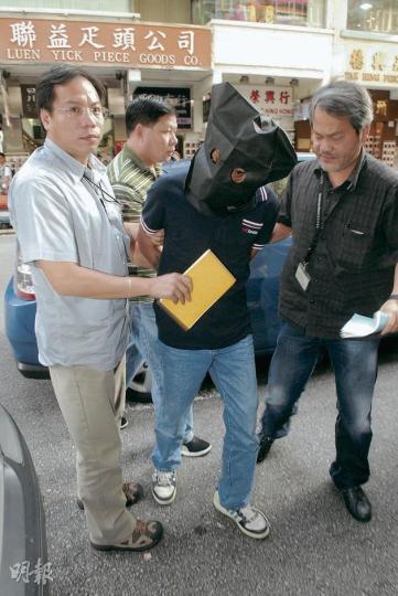 警方昨日拘捕專劫長者的男子,黑布蒙頭押返其所住汝州街劏房搜查。(伍浦鋒攝) (明報製圖) 警方昨日拘捕專劫長者的男子,黑布蒙頭押返其所住汝州街劏房搜查。(伍浦鋒攝) (明報製圖)