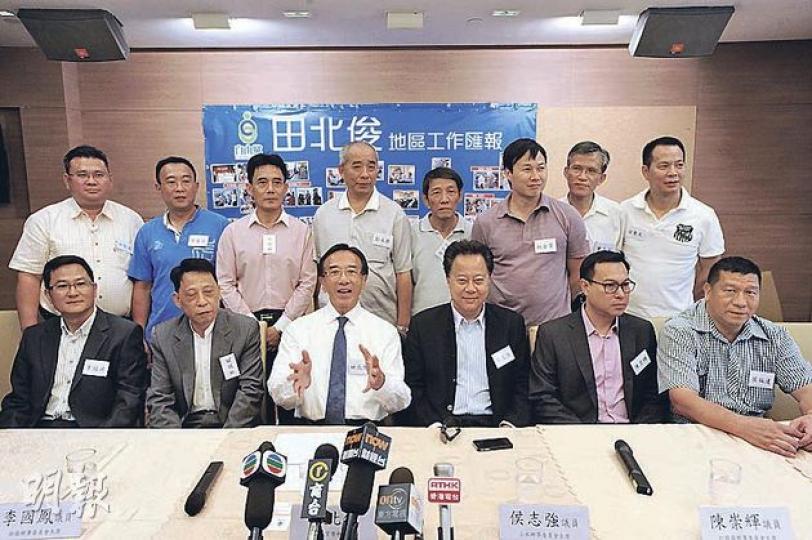 自由黨榮譽主席田北俊(前排左三)昨日與10多名北區鄉事成員一同會見傳媒,上水鄉委會主席侯志強(前排右三)、粉嶺鄉委會主席李國鳳(前排左二)等多人都表明支持田北俊。(尹錦恩攝) 自由黨榮譽主席田北俊(前排左三)昨日與10多名北區鄉事成員一同會見傳媒,上水鄉委會主席侯志強(前排右三)、粉嶺鄉委會主席李國鳳(前排左二)等多人都表明支持田北俊。(尹錦恩攝)