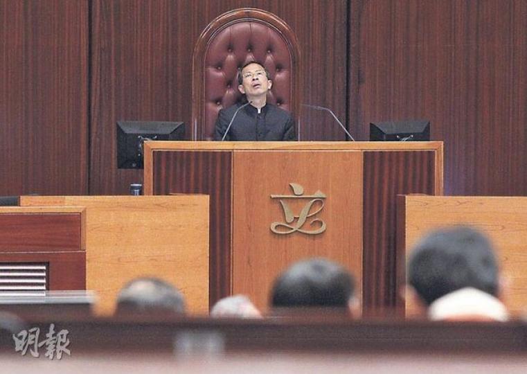 候任特首梁振英在多份報章撰文,指立法會不應用拉布阻礙政府架構重組,被泛民質疑是干預立法會。立法會主席曾鈺成表示,無人可以向立法會施壓。圖為曾鈺成昨晚主持會議尾聲,面帶倦容。(李澤彤攝) 候任特首梁振英在多份報章撰文,指立法會不應用拉布阻礙政府架構重組,被泛民質疑是干預立法會。立法會主席曾鈺成表示,無人可以向立法會施壓。圖為曾鈺成昨晚主持會議尾聲,面帶倦容。(李澤彤攝)