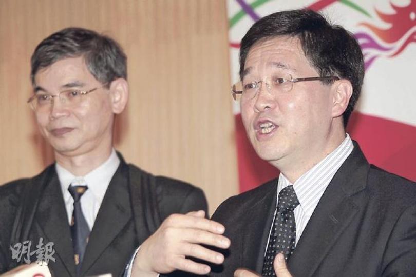 身兼關愛基金督導委員會主席的政務司長林瑞麟(右),早前已表明不會留任下屆政府,他昨日笑言委員加起來有數百年的工齡,感謝與他們過去大半年共事。關愛基金執行委員會主席羅致光(左)指出,相信下屆政府不論誰人接任,仍會合作順利。(郭慶輝攝) 身兼關愛基金督導委員會主席的政務司長林瑞麟(右),早前已表明不會留任下屆政府,他昨日笑言委員加起來有數百年的工齡,感謝與他們過去大半年共事。關愛基金執行委員會主席羅致光(左)指出,相信下屆政府不論誰人接任,仍會合作順利。(郭慶輝攝)