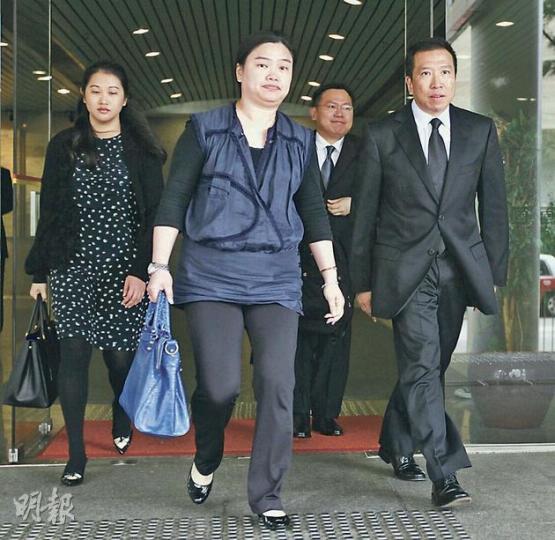 陳振聰(右一)昨日依然有胞弟陳振國(右二)、妻子譚妙清(左二)及女兒倫培珍(左一)陪伴出庭,但未見其兒子陳酉樺。(李紹昌攝) 陳振聰(右一)昨日依然有胞弟陳振國(右二)、妻子譚妙清(左二)及女兒倫培珍(左一)陪伴出庭,但未見其兒子陳酉樺。(李紹昌攝)