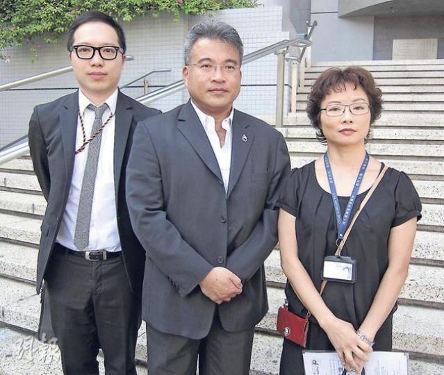 偵緝督察黃智健(左)、警司劉達強(中)及女總督察李康妮(右)指出,部分「龍友」為少年少女作「私影」時或會「摸吓手仔腳仔」,但強調這並非他們的最終目的。(林綺琪攝) 偵緝督察黃智健(左)、警司劉達強(中)及女總督察李康妮(右)指出,部分「龍友」為少年少女作「私影」時或會「摸吓手仔腳仔」,但強調這並非他們的最終目的。(林綺琪攝)
