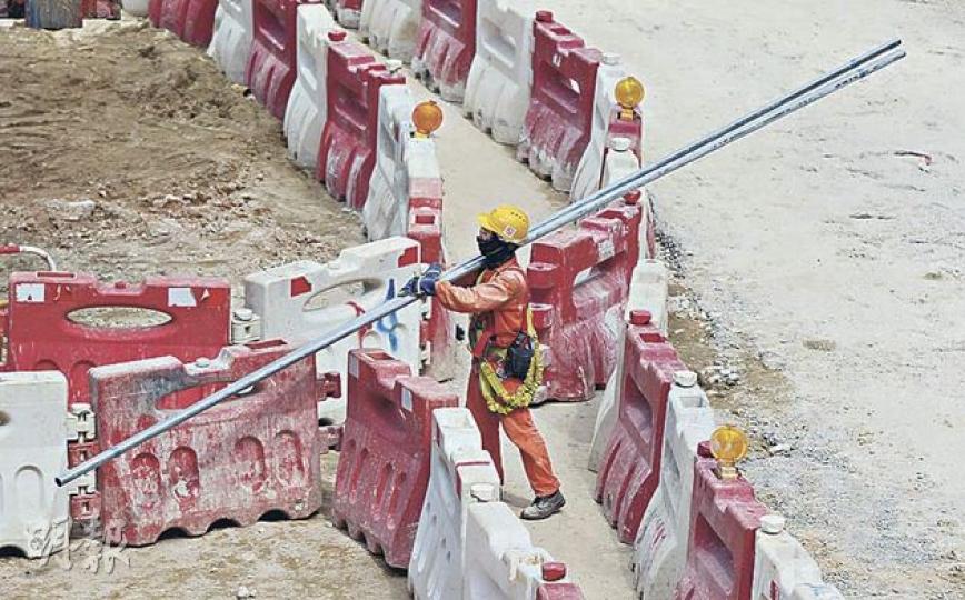 十大基建上馬,建造業議會研究顯示預計到2015年至2020年將出現人手短缺。發展局長林鄭月娥強調不會輕易輸入外勞。(李澤彤攝) 十大基建上馬,建造業議會研究顯示預計到2015年至2020年將出現人手短缺。發展局長林鄭月娥強調不會輕易輸入外勞。(李澤彤攝)
