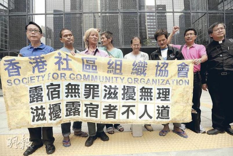 社福界立法會議員張國柱(左一)、社協幹事吳衛東(右二)及牧師林國璋(右一)代表部分原告,連同受影響露宿者到區院應訊。吳透露食環人員在涉案行動後,對待露宿者的態度較以前改善。(何家達攝) 食環署人員本年2月「狂風掃落葉」清理深水埗街頭的露宿者物件,大小雜物一律被清走,雜物總重達半噸。署方稱接獲投訴上升,遂頻密清理該地段。(何家達攝) (明報製圖) 社福界立法會議員張國柱(左一)、社協幹事吳衛東(右二)及牧師林國璋(右一)代表部分原告,連同受影響露宿者到區院應訊。吳透露食環人員在涉案行動後,對待露宿者的態度較以前改善。(何家達攝) 食環署人員本年2月「狂風掃落葉」清理深水埗街頭的露宿者物件,大小雜物一律被清走,雜物總重達半噸。署方稱接獲投訴上升,遂頻密清理該地段。(何家達攝) (明報製圖)