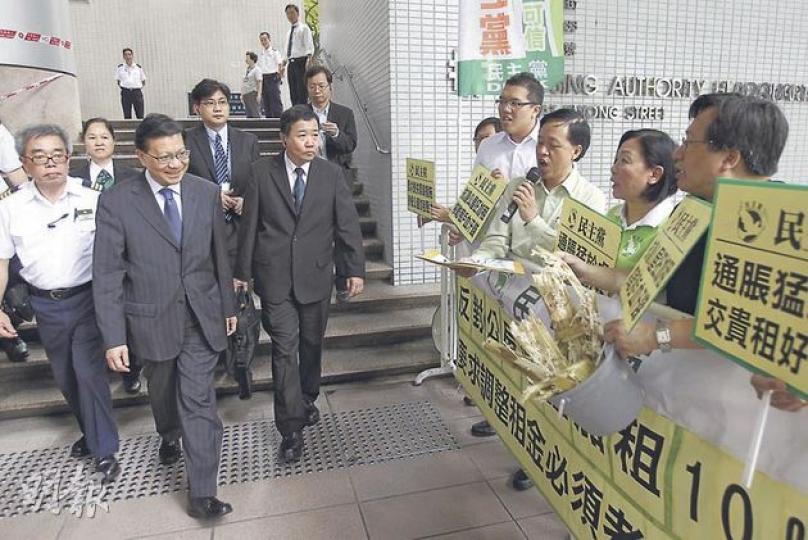 房委會資助房屋小組委員會昨開會討論公屋加租一成的紓緩方案,民主黨在場外請願反對加租,小組主席張炳良(左二)接信。(林振東攝) 房委會資助房屋小組委員會昨開會討論公屋加租一成的紓緩方案,民主黨在場外請願反對加租,小組主席張炳良(左二)接信。(林振東攝)
