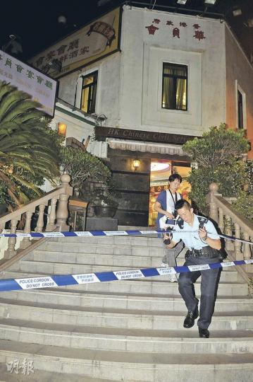 何文田衛理道華員會的餐廳遭爆竊,警方事後封鎖現場並檢走證物。(蔡方山攝) 何文田衛理道華員會餐廳被爆竊案,匪徒逃走時打破一瓶紅酒,圖為紅酒樽的碎片。(蔡方山攝) 何文田衛理道華員會的餐廳遭爆竊,警方事後封鎖現場並檢走證物。(蔡方山攝) 何文田衛理道華員會餐廳被爆竊案,匪徒逃走時打破一瓶紅酒,圖為紅酒樽的碎片。(蔡方山攝)