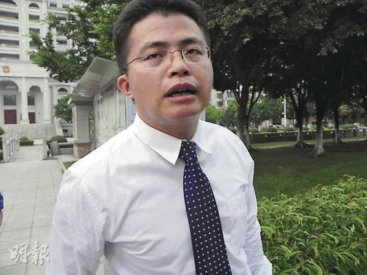 司機胡軍的辯護律師、廣東盈達律師事務所李旺東表示,該做的都已經做了,現在就等法院的判決。(明報記者攝) 昨到場的小悅悅叔父不願對案件置評,僅稱相信法庭。小悅悅父母則未到庭。(明報記者攝) 司機胡軍的辯護律師、廣東盈達律師事務所李旺東表示,該做的都已經做了,現在就等法院的判決。(明報記者攝) 昨到場的小悅悅叔父不願對案件置評,僅稱相信法庭。小悅悅父母則未到庭。(明報記者攝)