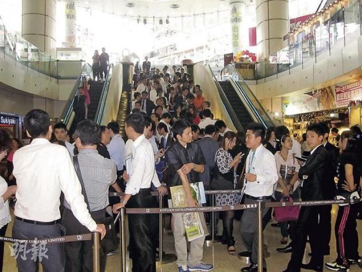 為截擊房協喜雅,九建旗下景怡峯昨天除開放示範單位外,並接受買家預留33樓及以上高層單位,估計全日約有20伙獲預留;昨午已有大批代理和市民在太子始創中心聚集,等候睇樓。(林可為攝) 為截擊房協喜雅,九建旗下景怡峯昨天除開放示範單位外,並接受買家預留33樓及以上高層單位,估計全日約有20伙獲預留;昨午已有大批代理和市民在太子始創中心聚集,等候睇樓。(林可為攝)