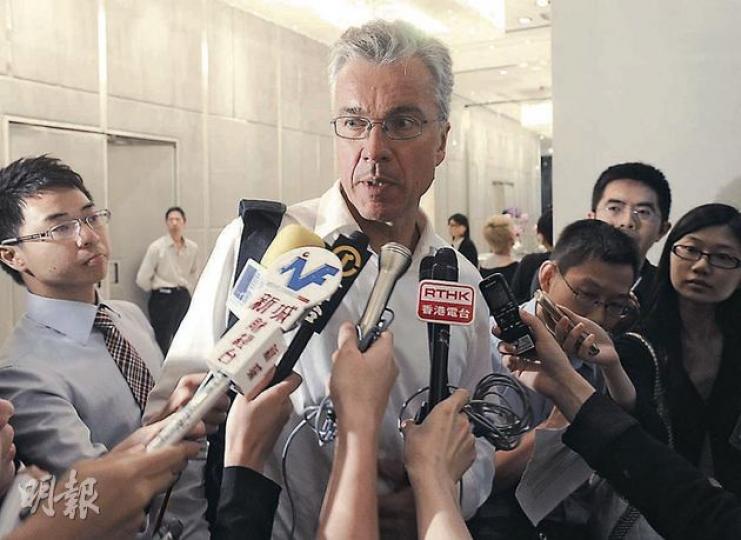 持有1300萬股城電股份的德資基金經理Lute表示,不滿意公司未能保證未來盈利狀况,卻強逼小股東要將一半投資,放在免費電視高危業務,「等同陪王維基一起賭博」。(余俊亮攝) 持有1300萬股城電股份的德資基金經理Lute表示,不滿意公司未能保證未來盈利狀况,卻強逼小股東要將一半投資,放在免費電視高危業務,「等同陪王維基一起賭博」。(余俊亮攝)