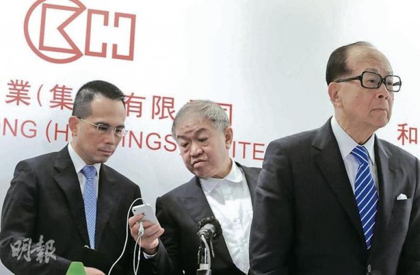長實的股價昨日在李嘉誠(右)公布其分身家大計後,突從高位回落。在李嘉誠後面的李澤鉅(左)及和黃董事總經理霍建寧(中),即時以手機查閱股價。(劉焌陶攝) (明報製圖) 長實的股價昨日在李嘉誠(右)公布其分身家大計後,突從高位回落。在李嘉誠後面的李澤鉅(左)及和黃董事總經理霍建寧(中),即時以手機查閱股價。(劉焌陶攝) (明報製圖)