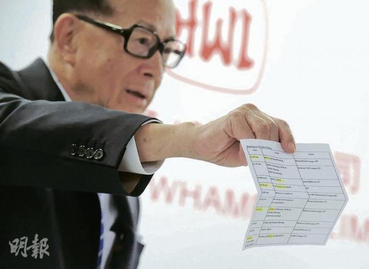 李嘉誠昨主動向記者「披露」工作日程,一日之內要開逾10個會議。(劉焌陶攝) 李嘉誠昨主動向記者「披露」工作日程,一日之內要開逾10個會議。(劉焌陶攝)